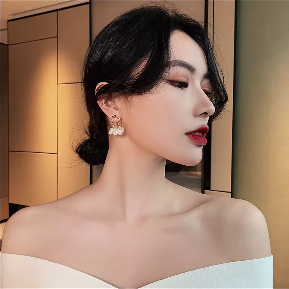 Baroque Pearl Style Earrings - Picture 5 of 15